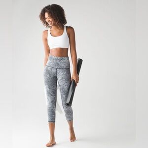 Lululemon Wunder Under Crop in Luon Spray Jacquard White Black Size 4